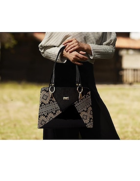 Bolsa tote Angelozano Salma piel negra con charol y adorno de reboso