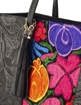 Bolsa tote AngeLozano piel negro Leonora broche con grabado y telar artesanal