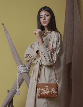 Bolsa crossbody AngeLozano Itzel piel dorado con diseño gráfico