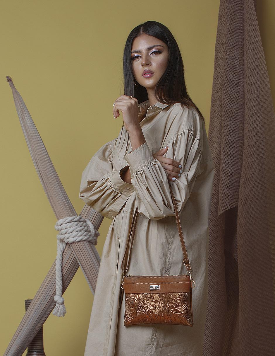 Bolsa crossbody Itzel piel dorado con diseño gráfico 2
