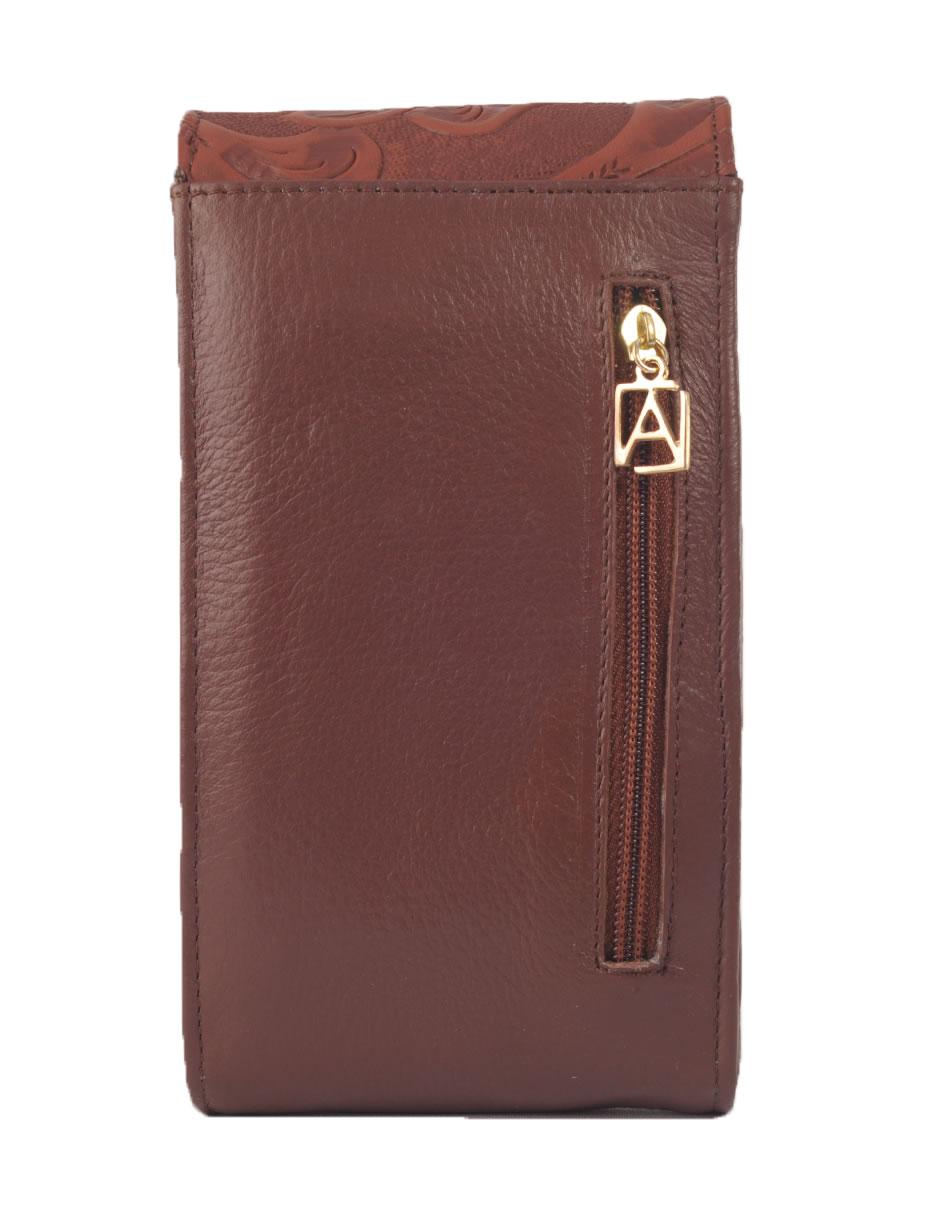 Bolsa crossbody Yuca piel porta celular con broche y grabado tipo cincelado
