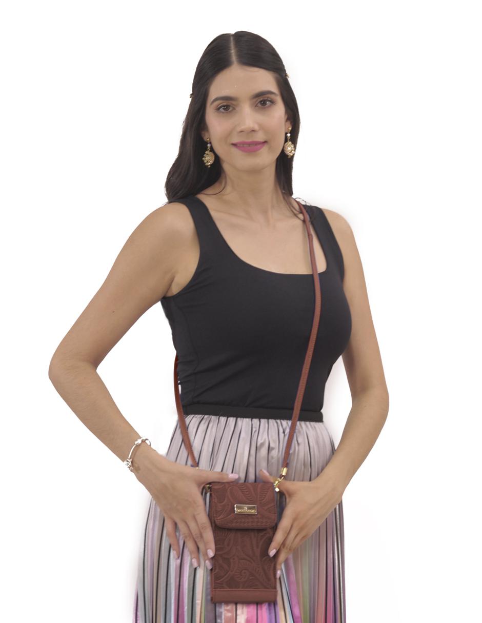 Bolsa crossbody Yuca piel porta celular con broche y grabado tipo cincelado